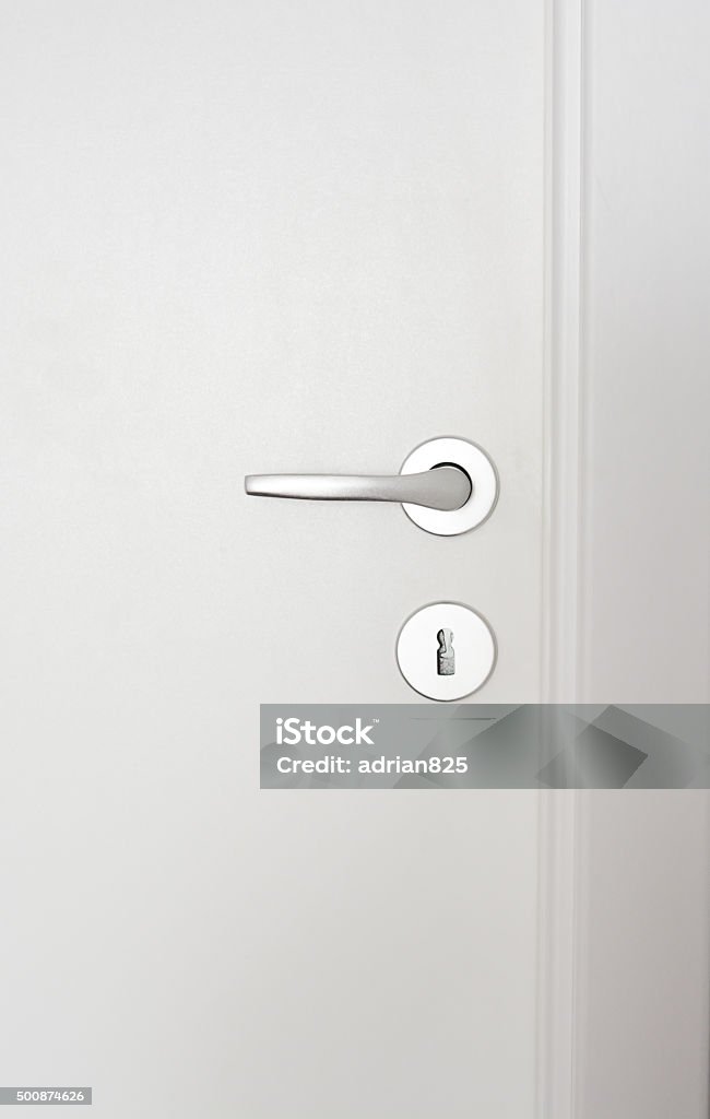 Gros plan d'une poignée de porte sur porte en bois blanc - Photo de Poignée de porte libre de droits
