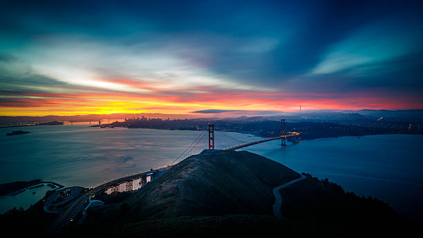 amanecer en puente golden gate y la ciudad de san francisco - city of sunrise sunrise time travel locations fotografías e imágenes de stock