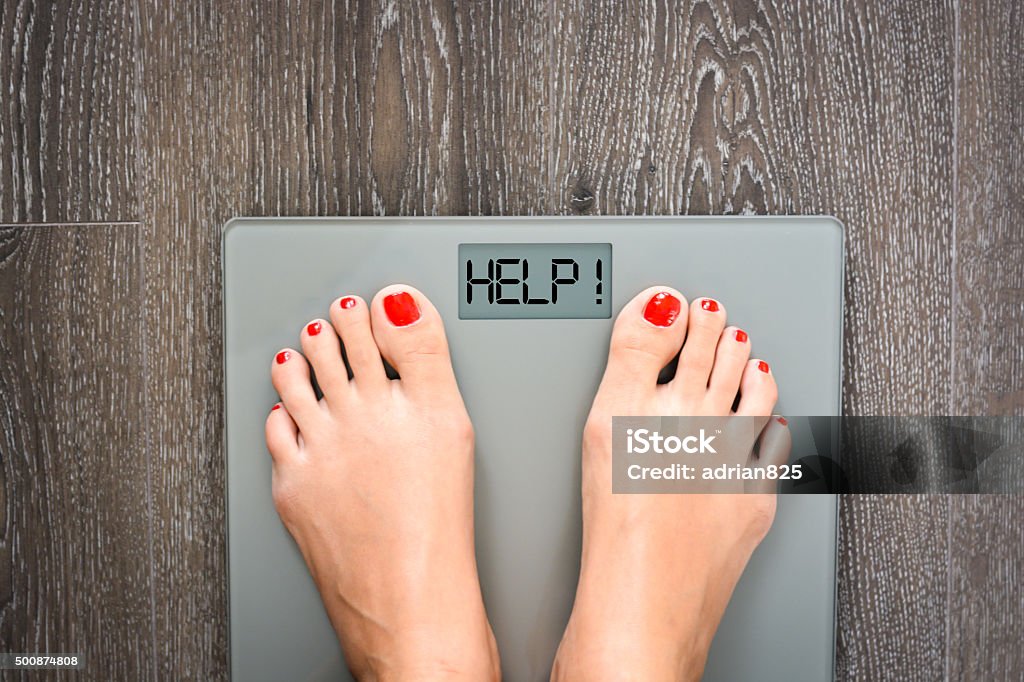 Abnehmen-Konzept mit person auf einer Skala messen kg - Lizenzfrei Waage - Gewichtsmessinstrument Stock-Foto