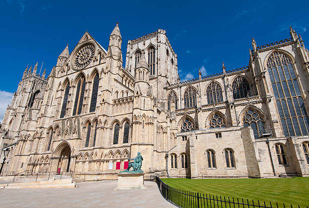 vecchia cattedrale inglese nel centro città - cattedrale di york foto e immagini stock