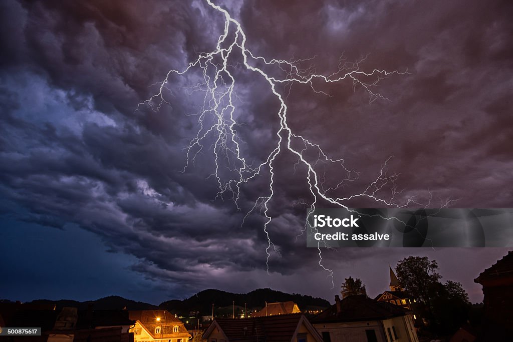 Lightning bolt no escuro thundercloud thunder - Royalty-free Relâmpago Foto de stock