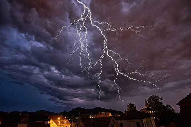 relâmpago thunder pino no escuro thundercloud - thunderstorm lightning storm monsoon - fotografias e filmes do acervo