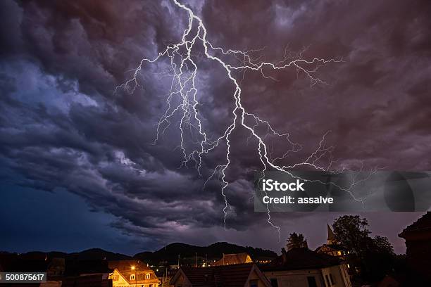 Foto de Relâmpago Thunder Pino No Escuro Thundercloud e mais fotos de stock de Relâmpago - Relâmpago, Ataque Aéreo, Olho da tempestade