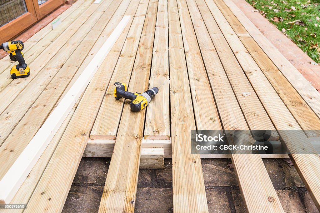 Terrasse en bois de construction. - Photo de Terrasse en bois libre de droits