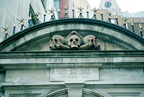 istock Skulls on gate from 1658 in London England 500876870