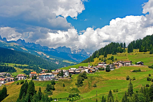 widok na łąki i rolnictwa w dolomit alpes - lake mountain north tirol austria zdjęcia i obrazy z banku zdjęć
