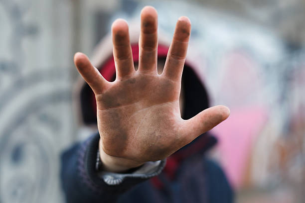 impresionante retrato de un niño pequeño mano, sucios a personas sin hogar - fugitive fotografías e imágenes de stock