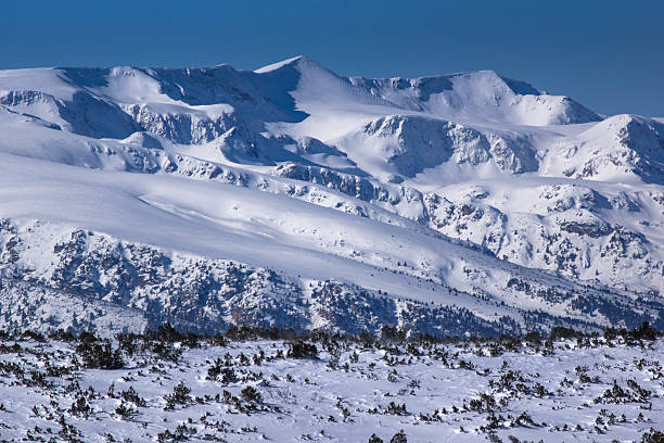 vista di inverno innevate vette di montagna di rila - rila mountains foto e immagini stock