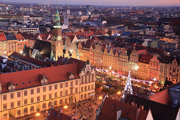 lumières de noël de marché de wroclaw - krakow people poland church photos et images de collection