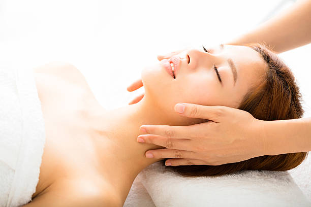 belle jeune femme profiter du spa salon - spa treatment head massage health spa healthy lifestyle photos et images de collection