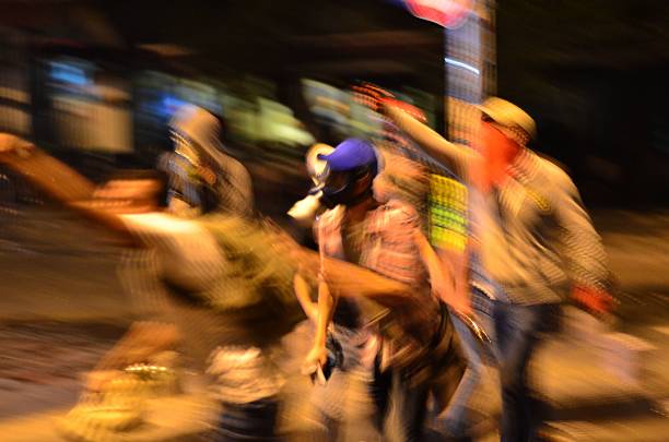 demonstrants na rua - protest turkey istanbul europe imagens e fotografias de stock