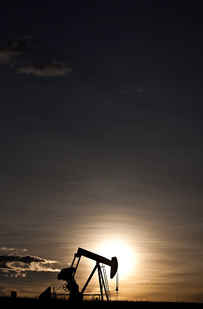 silhouette pumpjack - red deer, alberta photos et images de collection