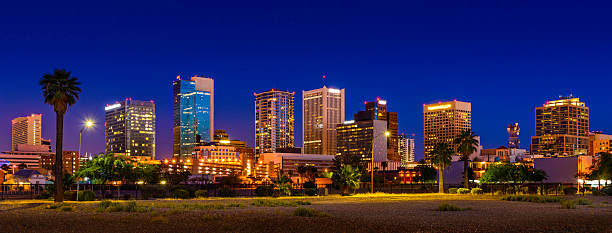 vue panoramique sur la ville de phoenix, en arizona, ville de gratte-ciel du centre-ville, de palmiers, de nuit - phoenix arizona skyline desert photos et images de collection