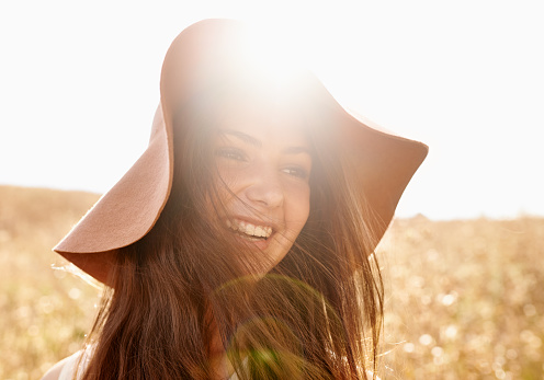 Shot of an attractive teenage girl in a field with the sun behind herhttp://195.154.178.81/DATA/i_collage/pi/shoots/783557.jpg