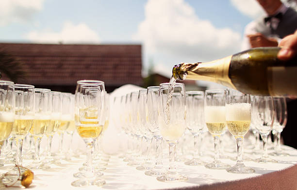 molti bicchieri di champagne sul tavolo nuziale - champagne wedding luxury dinner foto e immagini stock