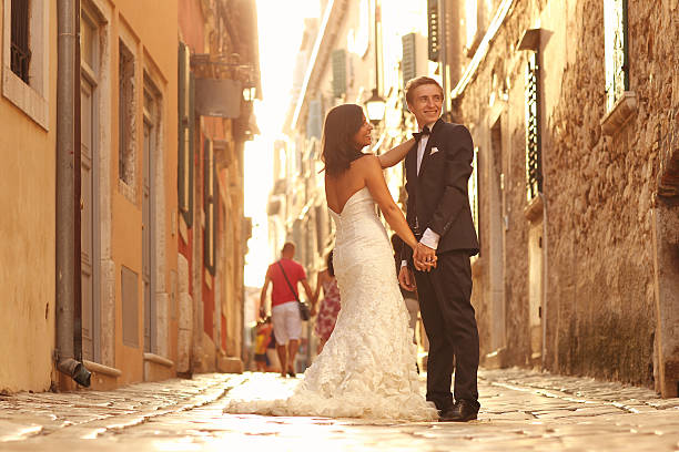 belo casal nupcial ao pôr do sol sobre as ruas de veneza - anti smoking imagens e fotografias de stock