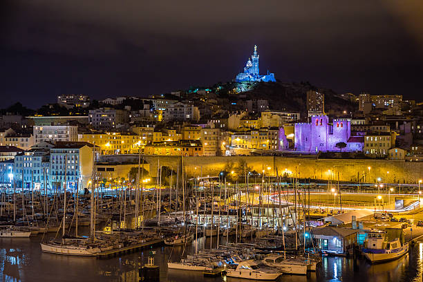 notre-dame de la garde ", die auf den alten hafen von marseille - marseille notre dame de la garde tower cathedral stock-fotos und bilder