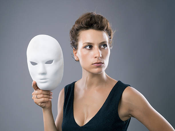 desenmascara mujer agarrando máscara y muestra de colores reales - unmasked fotografías e imágenes de stock