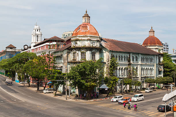 sbiadito colonial gloria nel centro di yangon - yangon foto e immagini stock