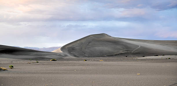 dune di sabbia lungo amargosa desert al tramonto - panoramic california mountain range southwest usa foto e immagini stock