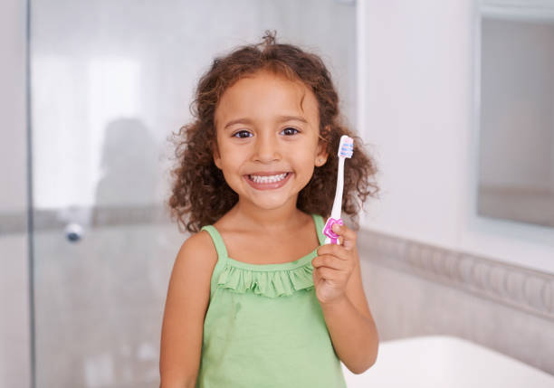 хорошие привычки начать, когда вы молоды - brushing teeth brushing dental hygiene human teeth стоковые фото и изображения