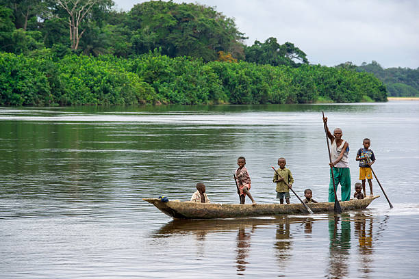 男性、子供、コンゴ川でピローグ - congo river ストックフォトと画像