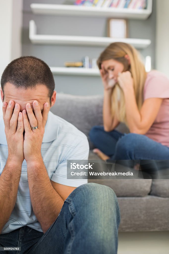 Joven teniendo dificultades ouple - Foto de stock de 20 a 29 años libre de derechos