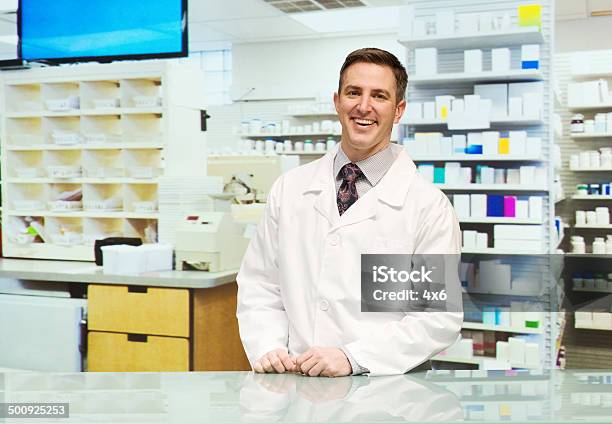 Sonriendo Farmacéutico Pie De Farmacia Foto de stock y más banco de imágenes de 30-39 años - 30-39 años, 35-39 años, Adulto
