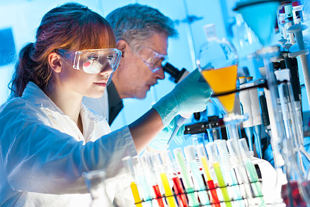 profissionais em laboratório de cuidados de saúde. - genetic research men chemical protective glove - fotografias e filmes do acervo