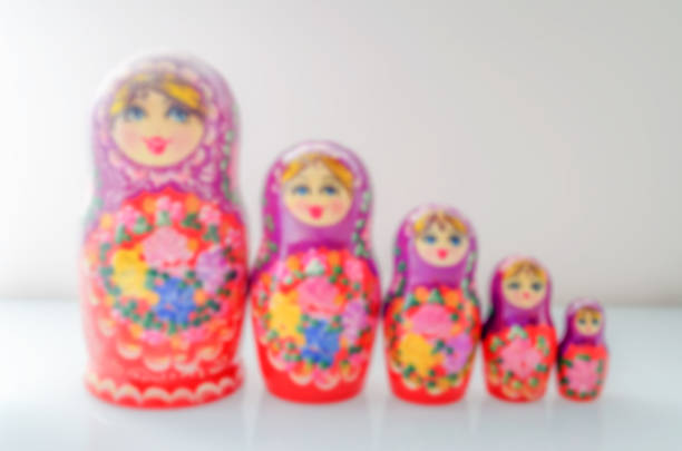 ボケ背景のマトリョーシカ（matryoshka - russian nesting doll babushka doll matroshka ストックフォトと画像