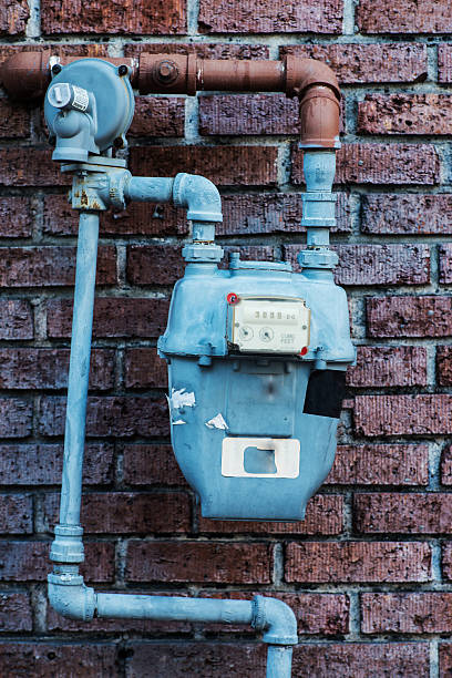 medidor en una pared de ladrillos - wasserzähler fotografías e imágenes de stock