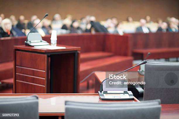 Court House Interior Foto de stock y más banco de imágenes de Jurado - Derecho - Jurado - Derecho, Sala de justicia, Estrado