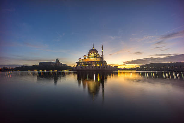 istock Sunrise At Putra Mosque, Putrajaya Malaysia 500927754