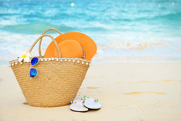 strand-accessoires nahaufnahme - strandtasche stock-fotos und bilder