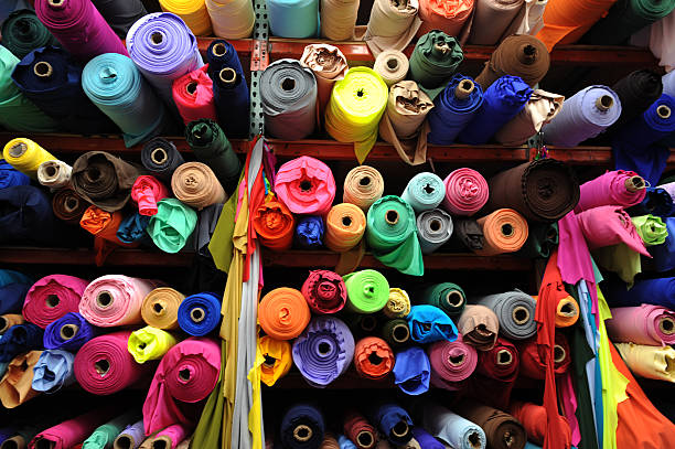 textil rollos en la tienda de telas - tienda de telas fotografías e imágenes de stock