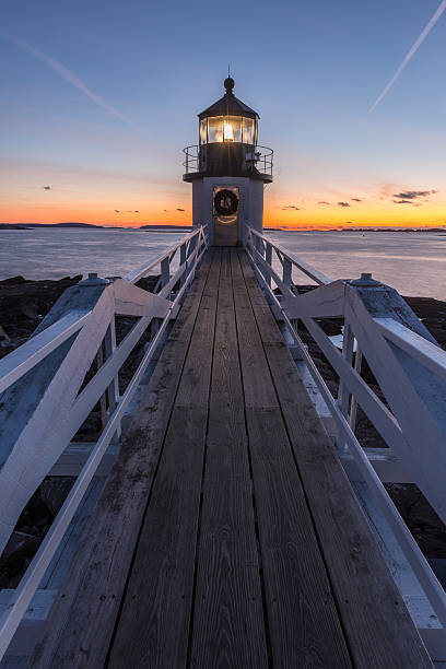 marshall point bei sonnenuntergang - lighthouse marshall point lighthouse maine sea stock-fotos und bilder