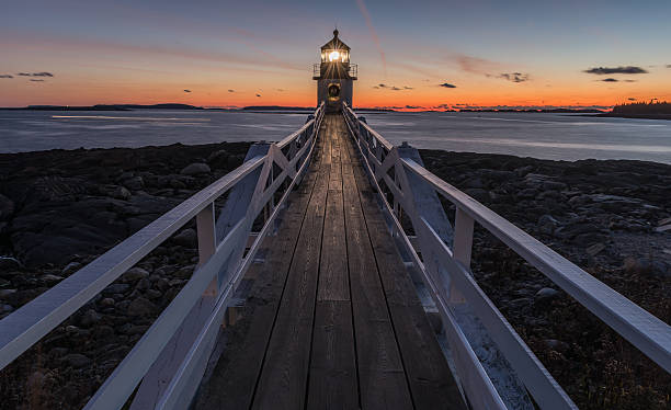 marshall point lighthouse nach sonnenuntergang - maine marshall point lighthouse port clyde lighthouse stock-fotos und bilder