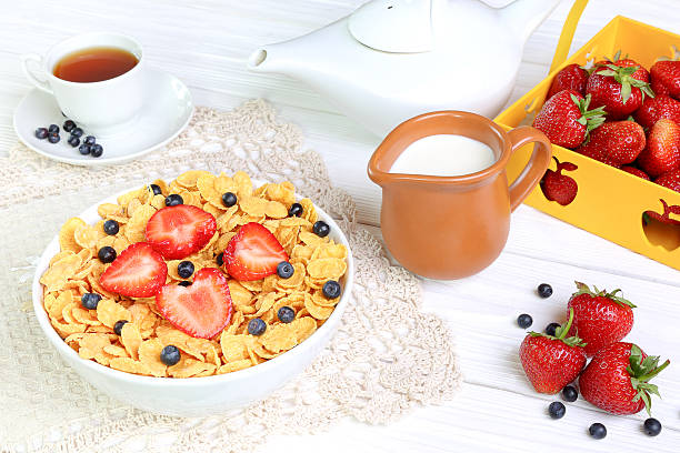 朝食－cornflakes 、ストロベリー、ブルーベリー - healthy eating preserved food state red ストックフォトと画像