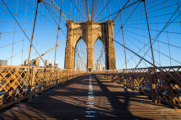 ponte di brooklyn, new york - new york state new york city vanishing point national landmark foto e immagini stock