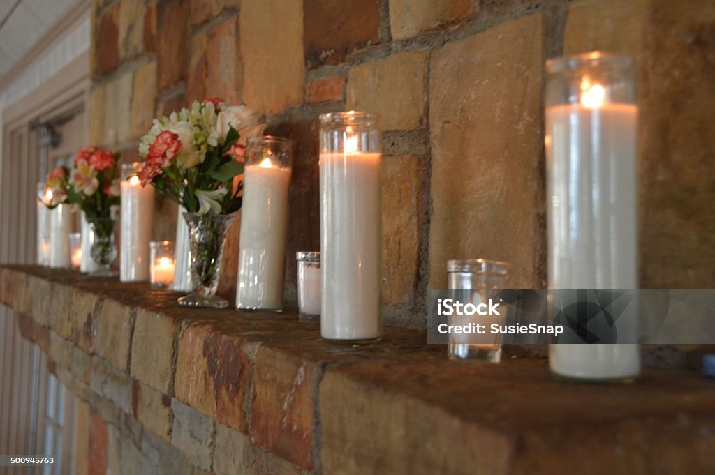 A la luz de las velas Mantel - Foto de stock de Repisa de chimenea libre de derechos