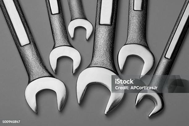 Photo libre de droit de Ensemble De Wrenches En Noir Et Blanc Sur Fond Gris banque d'images et plus d'images libres de droit de Clé de serrage