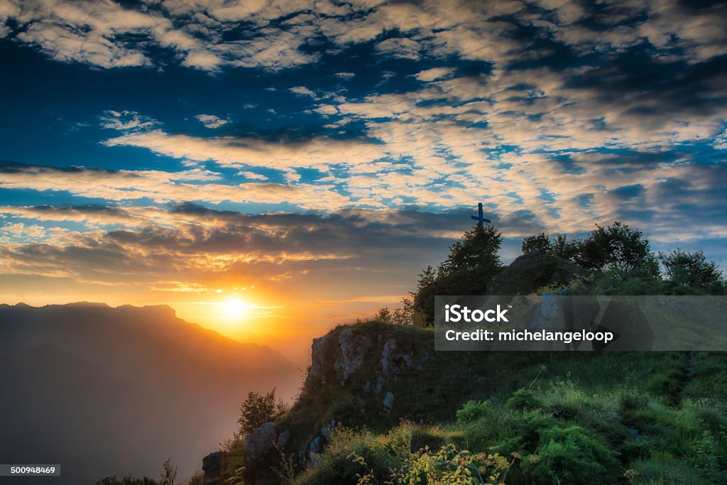 Sonnenuntergang in die Berge - Lizenzfrei Bedeckter Himmel Stock-Foto
