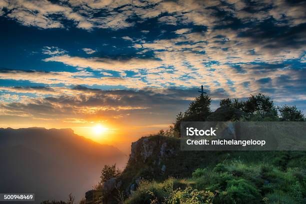 Sonnenuntergang In Die Berge Stockfoto und mehr Bilder von Bedeckter Himmel - Bedeckter Himmel, Berg, Christentum