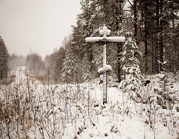 drewniany kościół prawosławny cross w zimie lasu - memorial roadside cross cross shape zdjęcia i obrazy z banku zdjęć