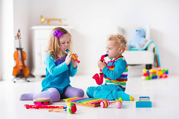 niño y niña jugando con acanaladura - violin family fotografías e imágenes de stock