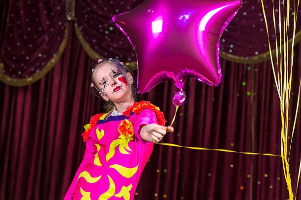 pretty little girl en un clima de disfraz - teatro de pantomima británico fotografías e imágenes de stock