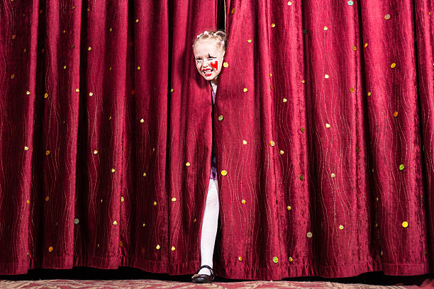 sonriente joven hacer su entrada en la etapa - teatro de pantomima británico fotografías e imágenes de stock