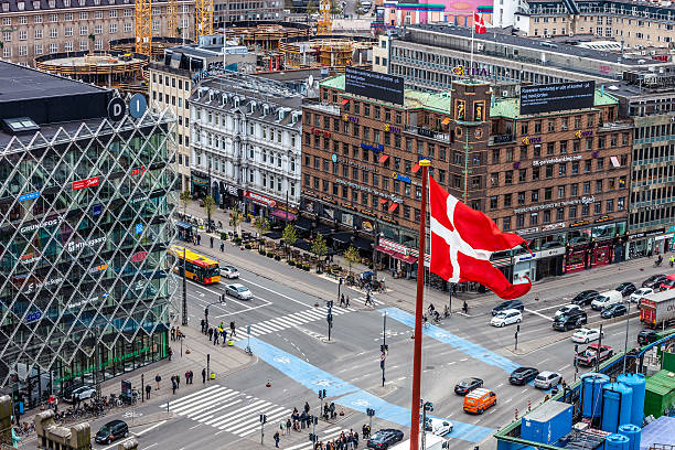 verkehr in der innenstadt von kopenhagen - denmark traffic copenhagen danish culture stock-fotos und bilder