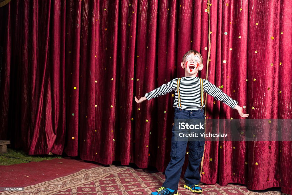 Adorable petit garçon chante sur scène lors d'un jeu - Photo de Enfant libre de droits