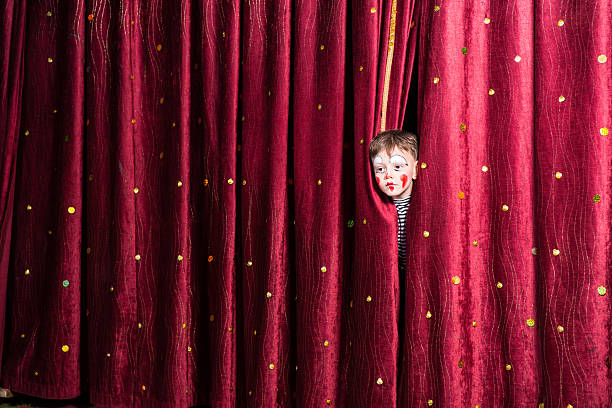 little boy in maquillaje esperando su acción de indicaciones - teatro de pantomima británico fotografías e imágenes de stock